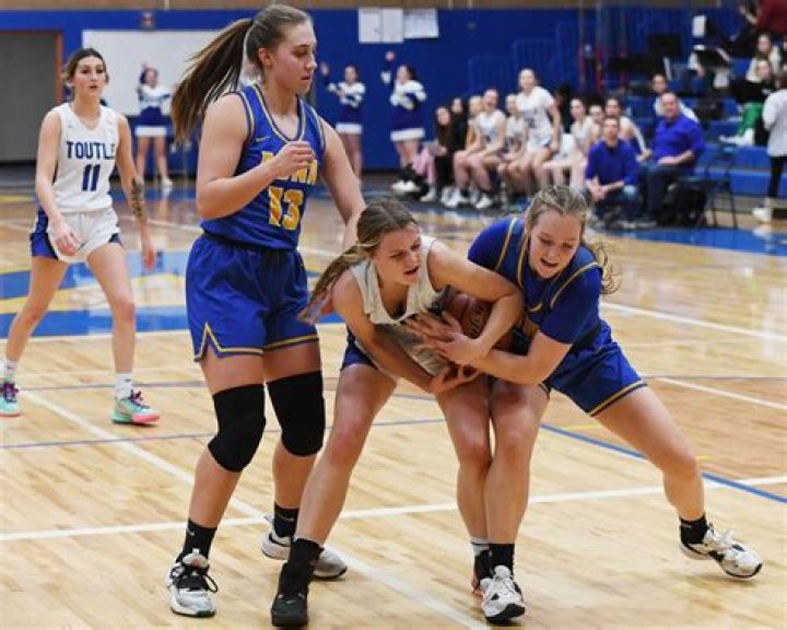 2B High School Girls Basketball Ilwaco sunk by Raymond in District