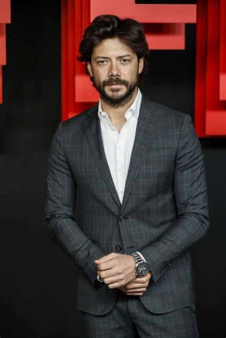 Alvaro Morte Wiki, Height, Weight, Age, Girlfriend, Family, Biography