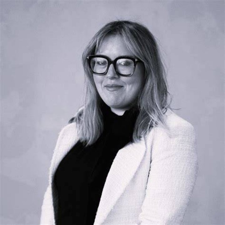 Amber de Botton AylinKharis