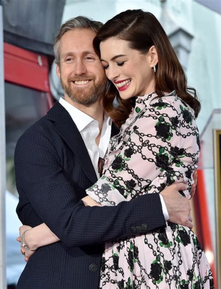 Anne Hathaway, Husband Adam Shulman at Walk of Fame Ceremony Pics