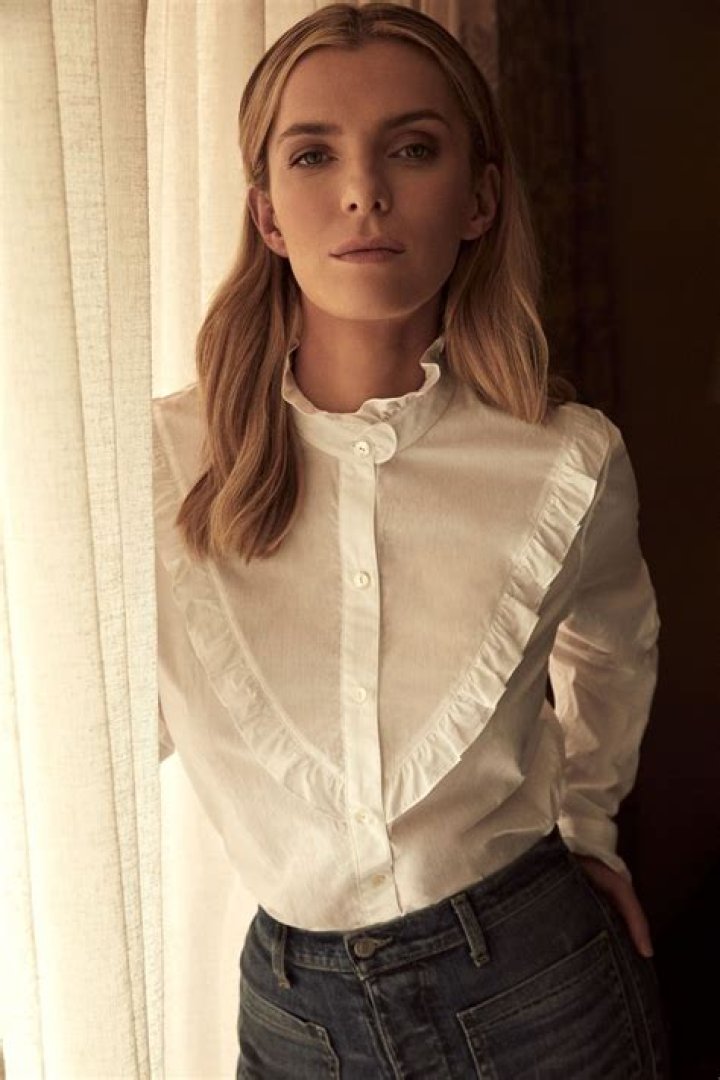 betty gilpin Google Search Women, Betty gilpin, Womens white crop top