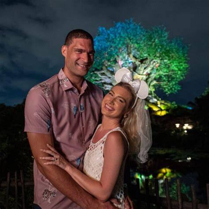 Bucks star Brook Lopez proposes to girlfriend at Disney's Animal Kingdom
