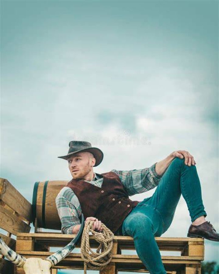 Country Style Man in Hat HD Desktop Wallpaper