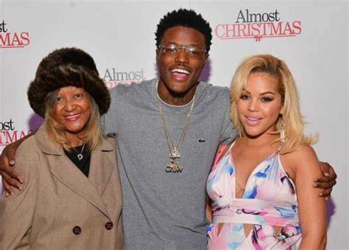 DC Young Fly Decorates Christmas Tree With His Cute Family