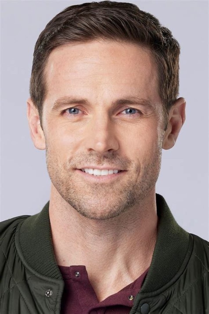 Dylan Bruce Biography, Age, Height, Girlfriend mrDustBin