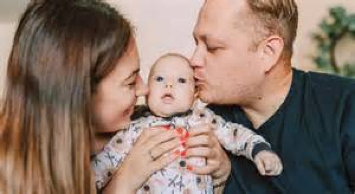 Embrasser un b&eacute;b&eacute; estce dangereux pour votre enfant ? Romantikes
