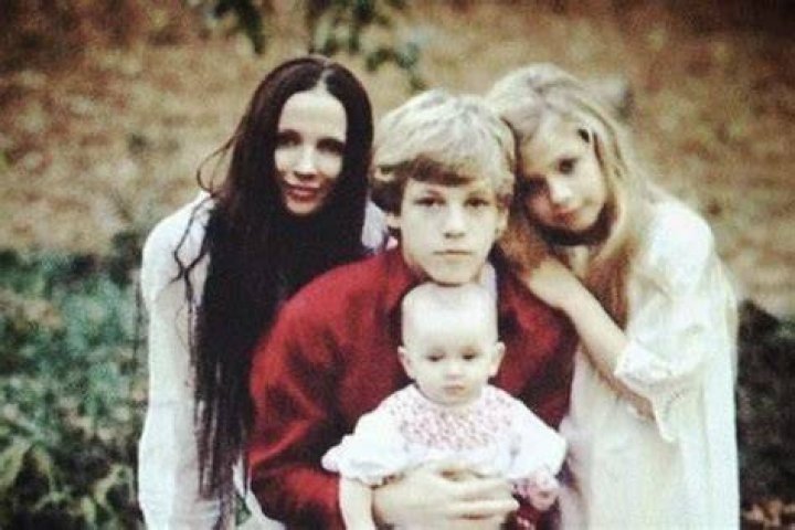 Erin Everly The Story of Axl Rose&rsquo;s First Wife rocksoffmag 