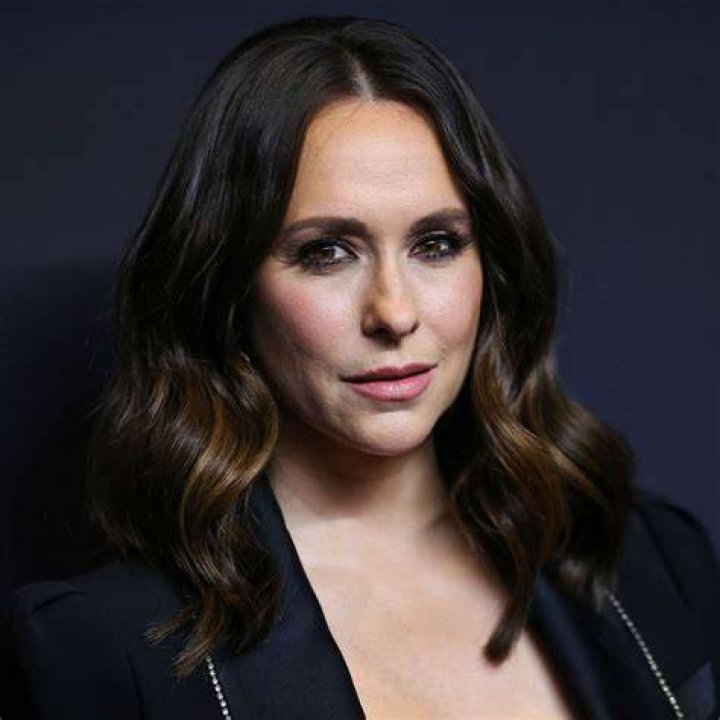 FreshFaced Jennifer Love Hewitt Flaunts Her Bigger Baby Bump! E