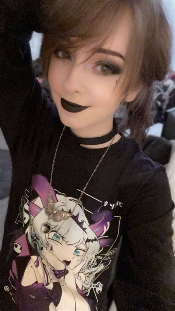 Froot posts herself in her merch r/VShojo