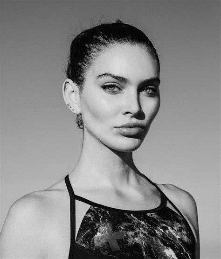 Holly Thomas Headshot_PhotoCindyThornley The Beauty Minimalist