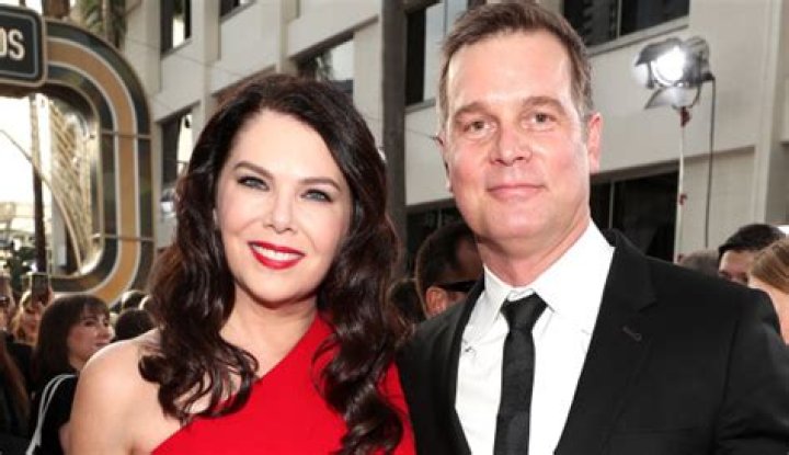 How Lauren Graham and Peter Krause's Romantic Relationship Continues to