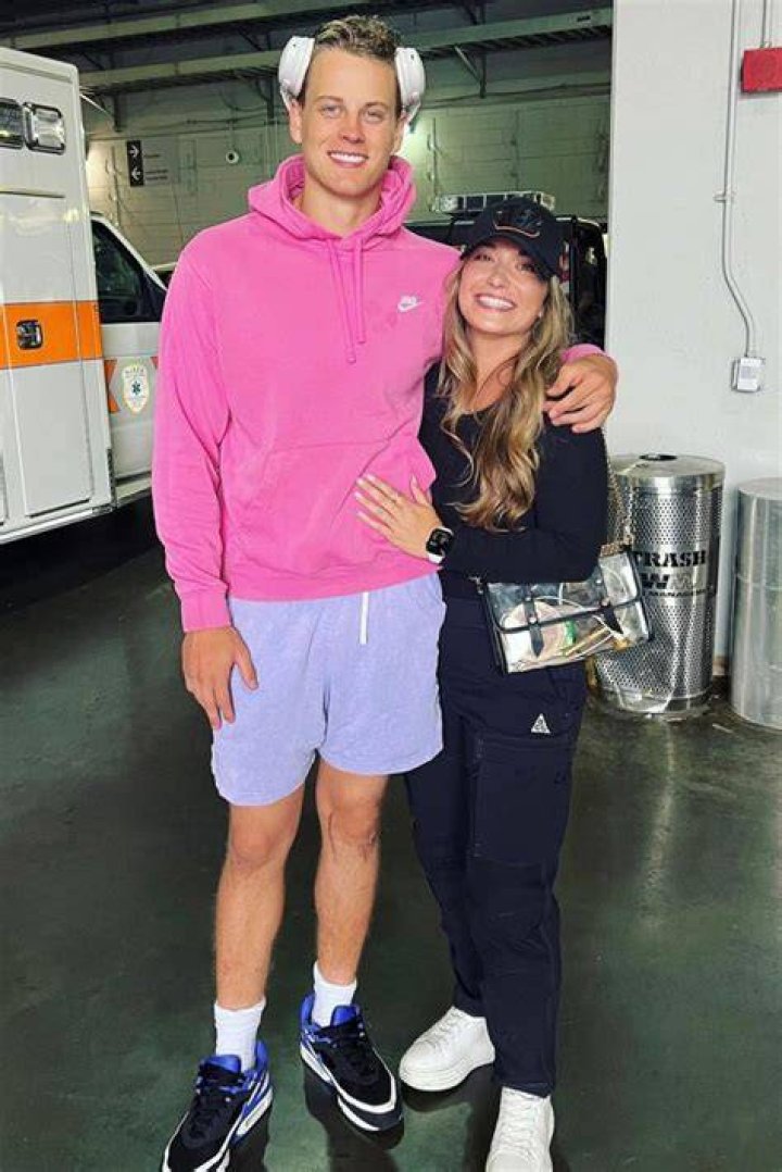 Joe Burrow, girlfriend Olivia Holzmacher get cozy after Bengals' win