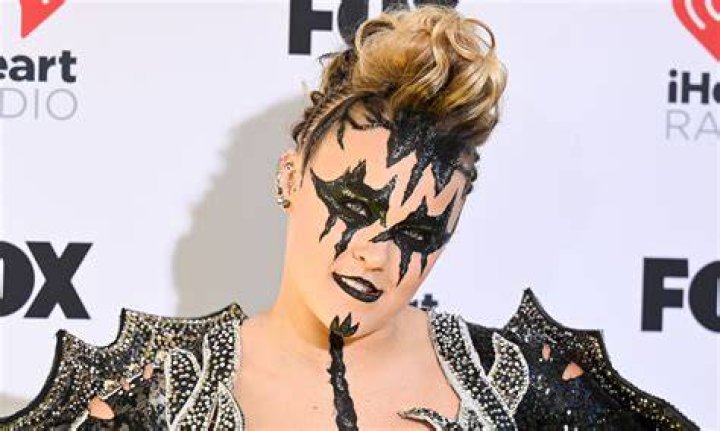 JoJo Siwa's fans are cautioning not to label the star's sexuality amid