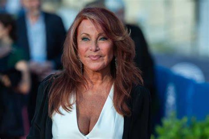 Julie PittNeal la vie tr&egrave;s discr&egrave;te de la s&oelig;ur de Brad Pitt Legit.ng