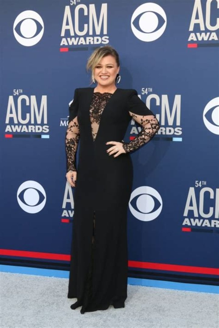 Kelly Clarkson measurements, bio, height, weight, shoe, and bra size