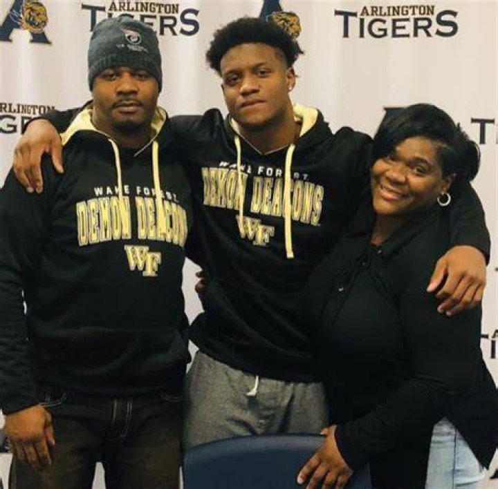 Kenneth Walker III parents: Kenneth Walker Jr., Shaunteshia Brown 1 kenneth walker iii parents
