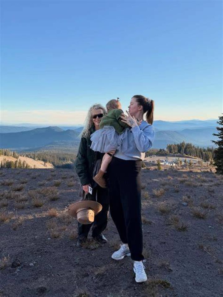 Kim basinger & ireland baldwin MARCA English