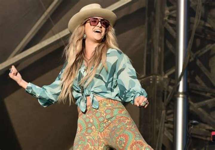 &lsquo;Yellowstone&rsquo; Actress Lainey Wilson Stuns on Stage in a Crop Top and