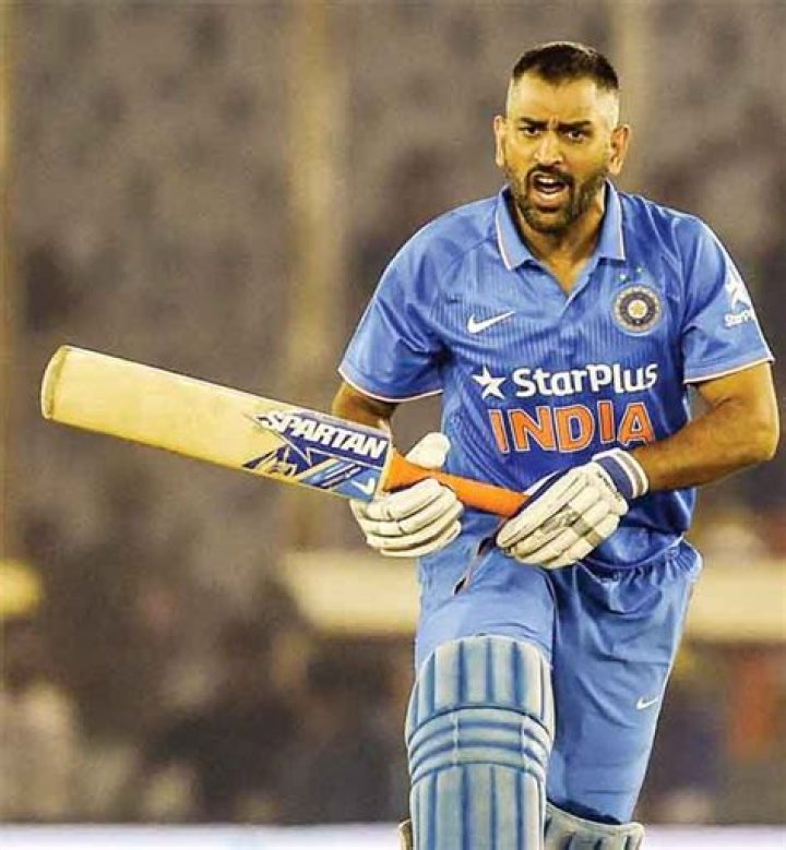 MS Dhoni Height, Weight, Age, Body Status, Wife, Family, Affairs, Net