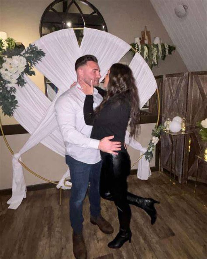 Sammi Sweetheart Engagement Pic The Hollywood Gossip