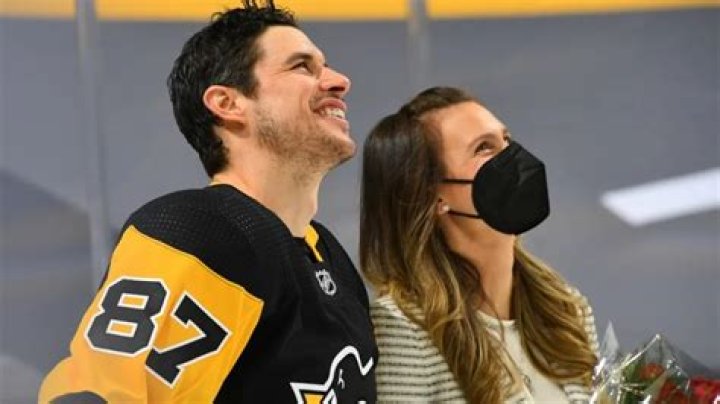 Sidney Crosby & His Girlfriend Keep Their Personal Life Under Wraps