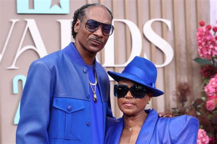 Snoop Dogg and his wife Shante Broadus, 25 years later. 9GAG