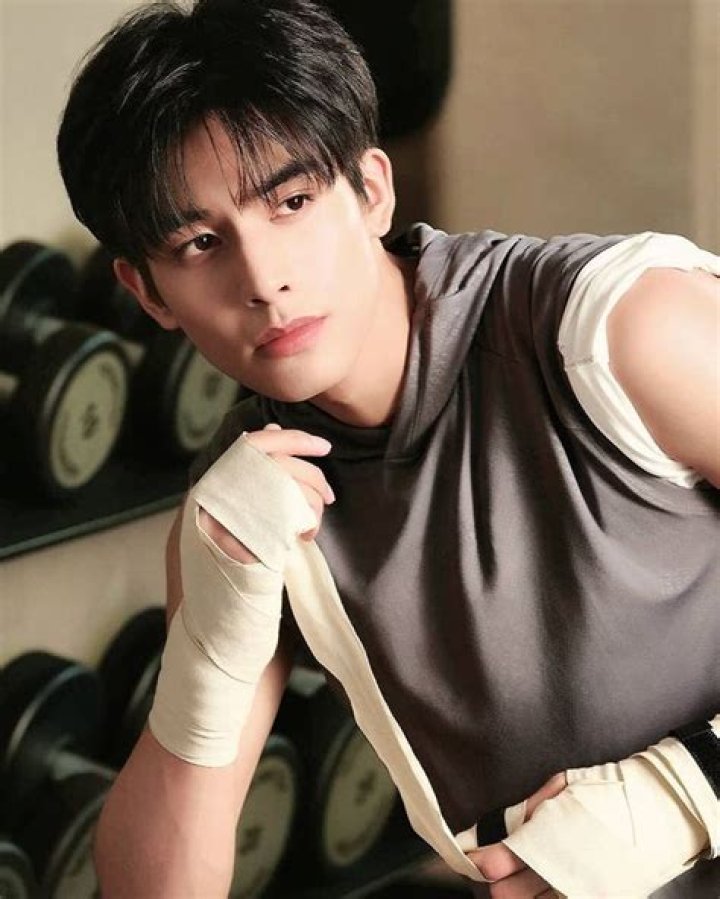 SONG WEILONG 宋威龙 on Instagram &ldquo;good mood😚 __ &copy; Weibo [21.04.11
