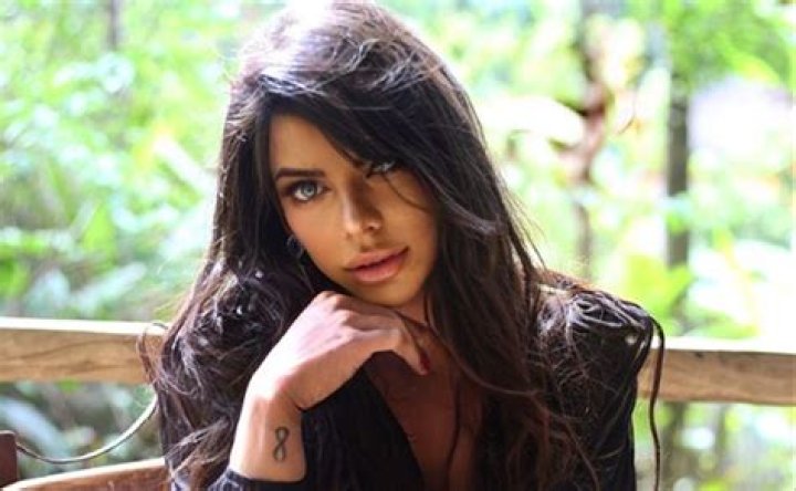Suzy Cortez revienta las redes al posar con sensual, atrevida y pequeña