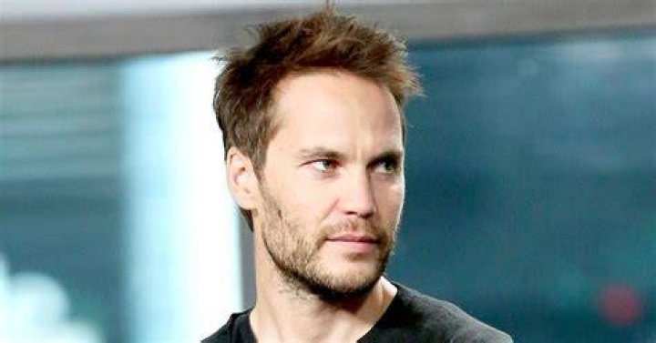 Taylor Kitsch Talks About Being Homeless, Sleeping on Subway