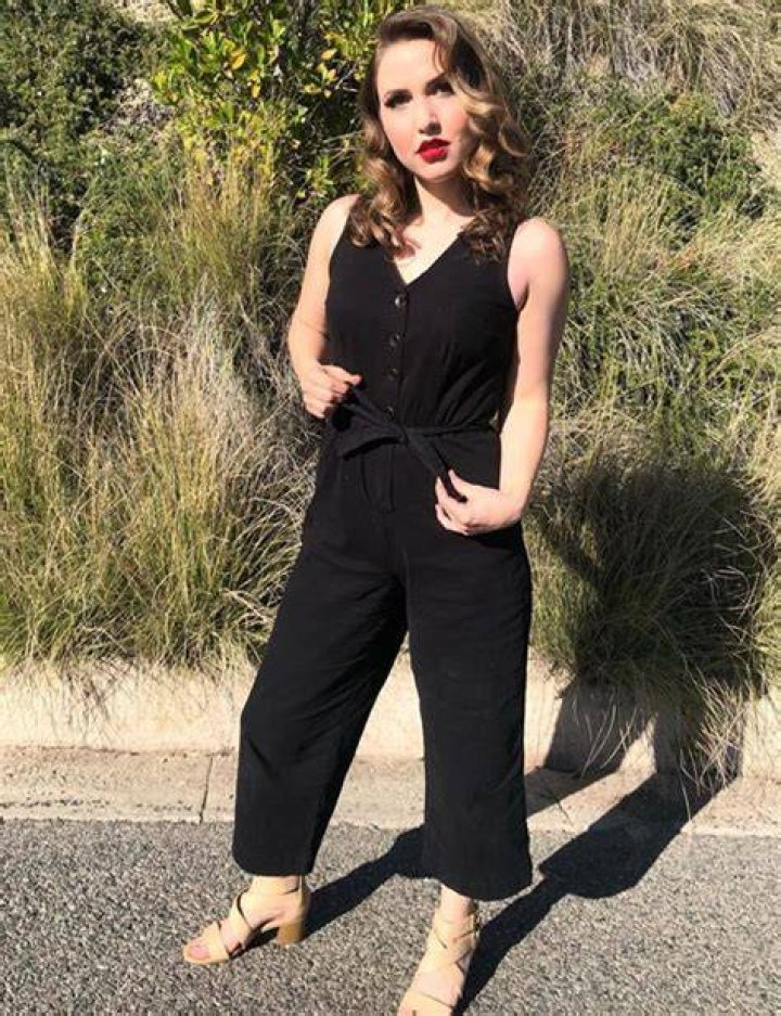 Taylor Tomlinson Height, Weight, Measurements, Bra Size, Shoe Size