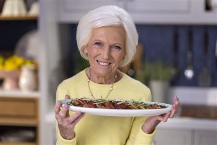 What happened to Mary Berry's hand? The Irish Sun