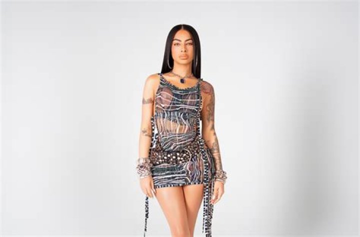 Yailin La m&aacute;s Viral uses micro dental floss while Anuel AA celebrates